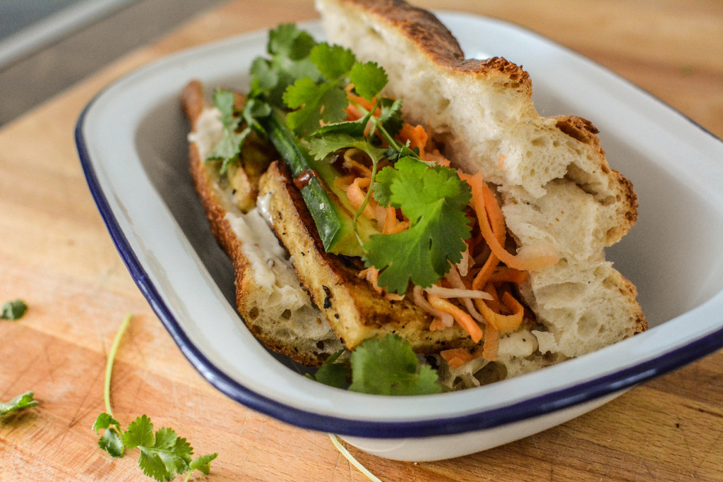 Ein vegetarisches Sandwich Rezept Banh Mi Tofu in Zitronengras Banh